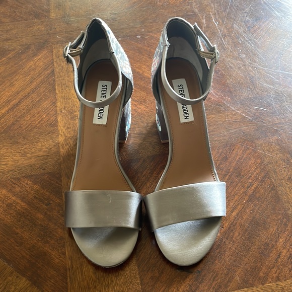 Steve Madden Silver Floral Embroidered Heels size 7.5M - Picture 2 of 8